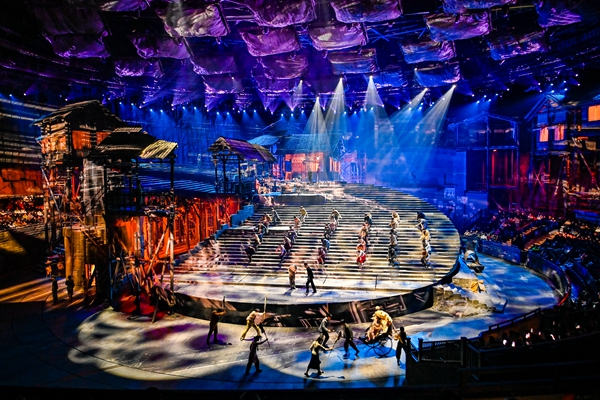 2024年12月22日，重慶1949大劇院，大型紅色舞臺(tái)劇《重慶·1949》以煥然一新的面貌再度登臺(tái)，1500名觀眾共同見(jiàn)證了這部作品的煥新亮相。記者 齊嵐森 攝