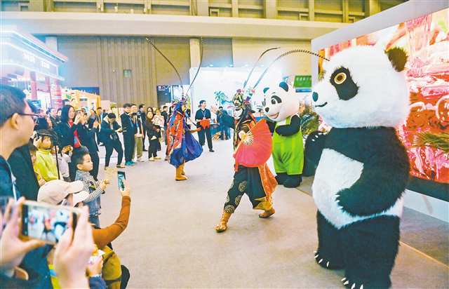 圖為市民們正在觀看川劇變臉表演。