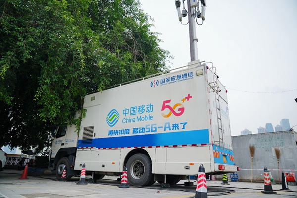 中國移動在2025重慶（長嘉匯）半程馬拉松現(xiàn)場部署應急通信車。重慶移動供圖