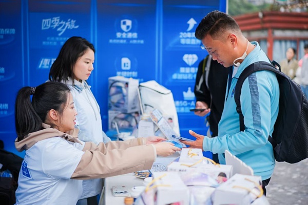 全球通用戶領取專屬權益。重慶移動供圖