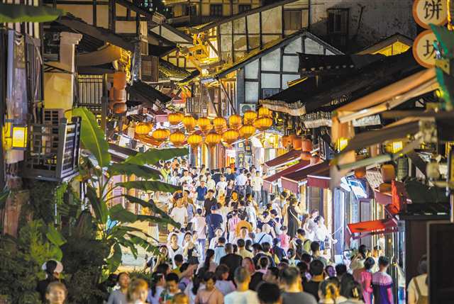 燈火通明、夜色絢麗的磁器口古鎮(zhèn)，吸引了眾多游客。特約攝影 孫凱芳/視覺(jué)重慶