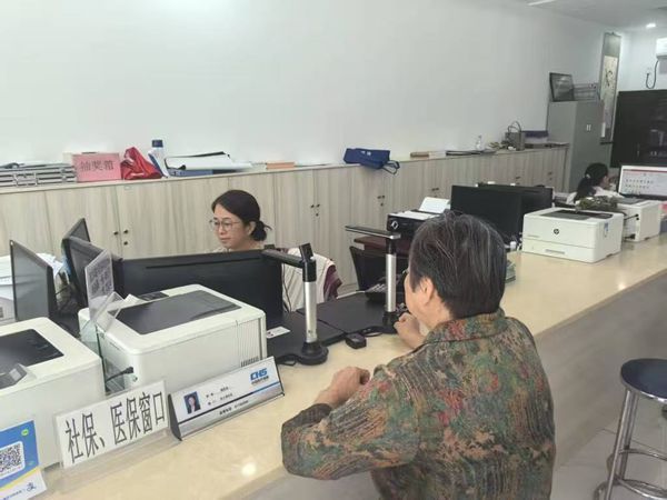 市民在“家門口”就能辦理部分醫(yī)保事項。 市醫(yī)保局供圖