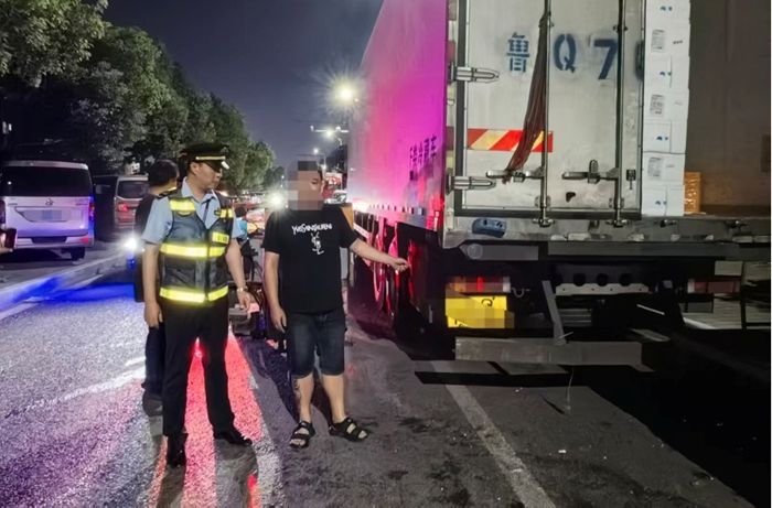 交通執(zhí)法人員查獲張某某違法行為。重慶交通執(zhí)法供圖