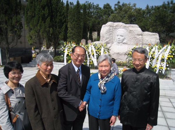 劉添財與朱楓烈士后人合影。受訪者供圖