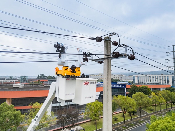 帶電作業(yè)機(jī)器人開展線路檢修工作。國網(wǎng)重慶永川供電公司供圖
