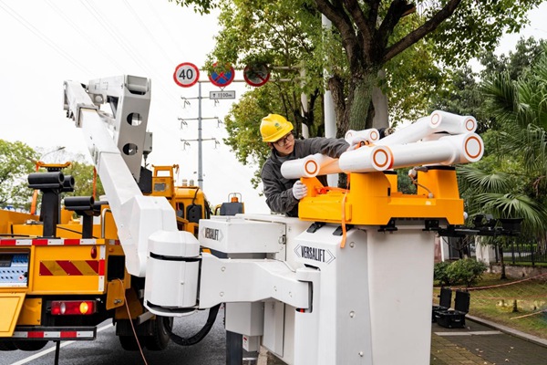 電力人員在地面調(diào)試機(jī)器人參數(shù)。國網(wǎng)重慶永川供電公司供圖