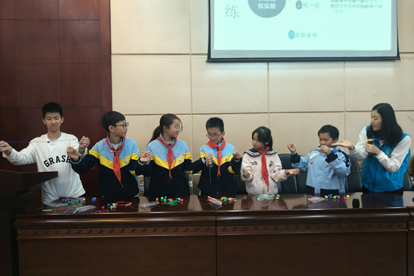 現(xiàn)場小實(shí)驗(yàn)。北碚區(qū)華光小學(xué)供圖