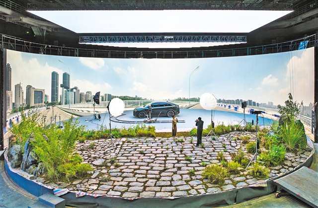 10月15日，永川科技片場1號影棚，某新能源汽車廣告拍攝現(xiàn)場。記者 李雨恒 攝/視覺重慶